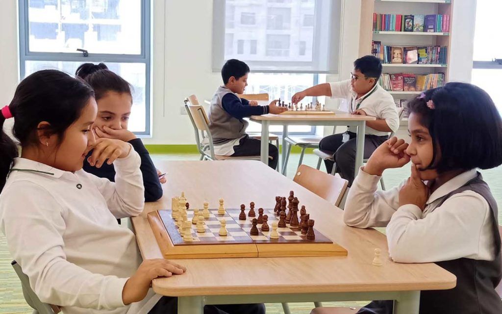 طالبات تلعبن الشطرنج