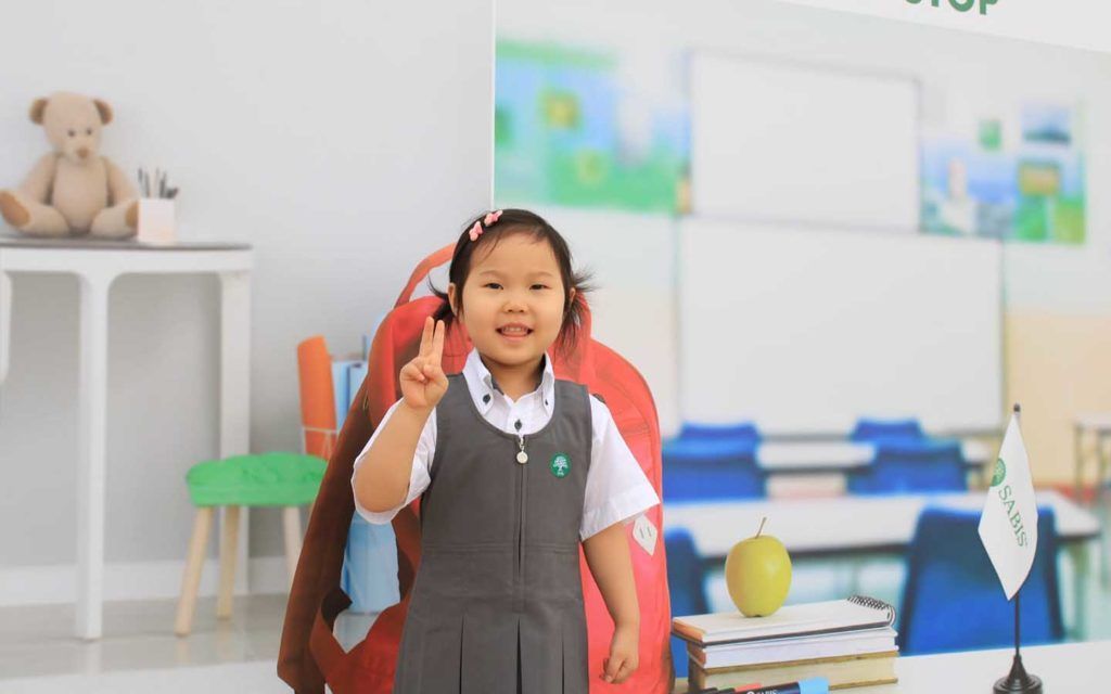 طالبة في الصف الدراسي