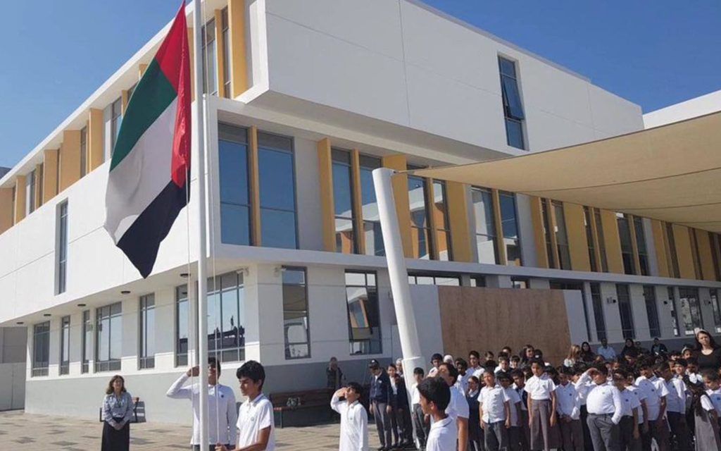 طلاب المدرسة اثناء رفع العلم