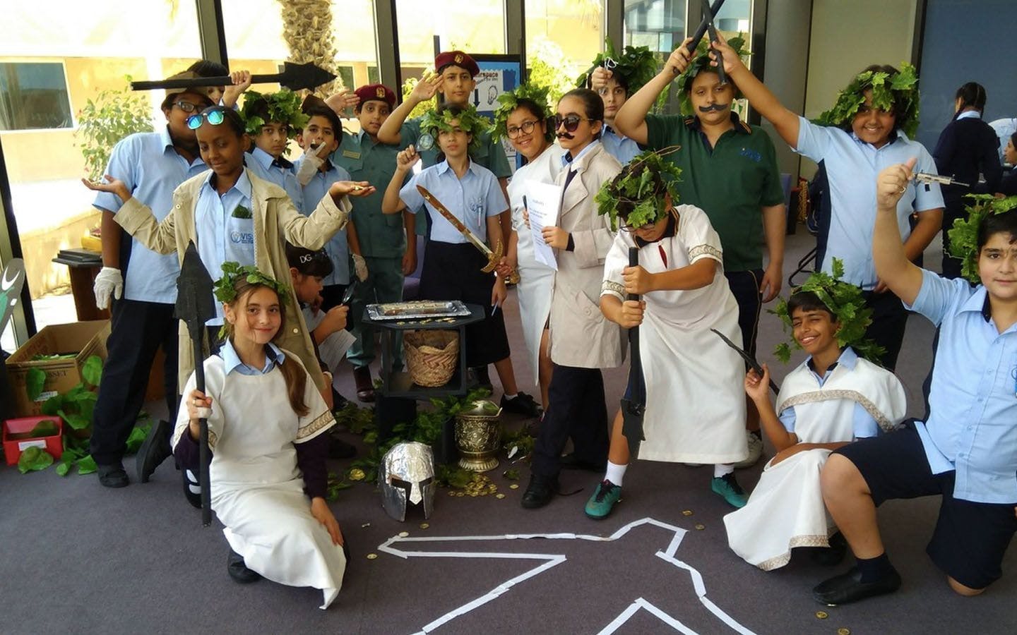 طلاب وطالبات في الساحة المدرسية