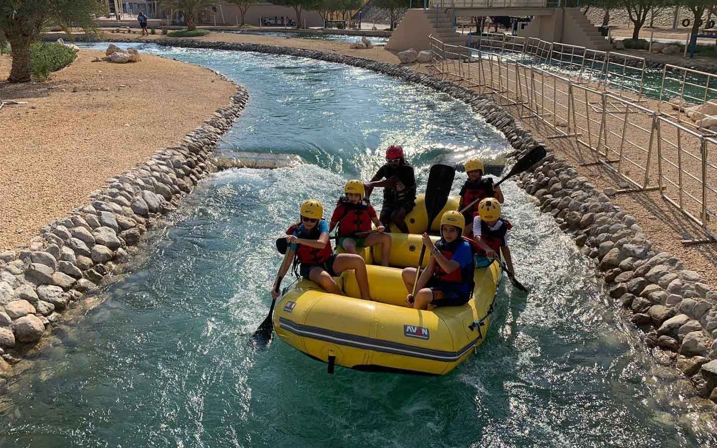 طلاب في الزورق