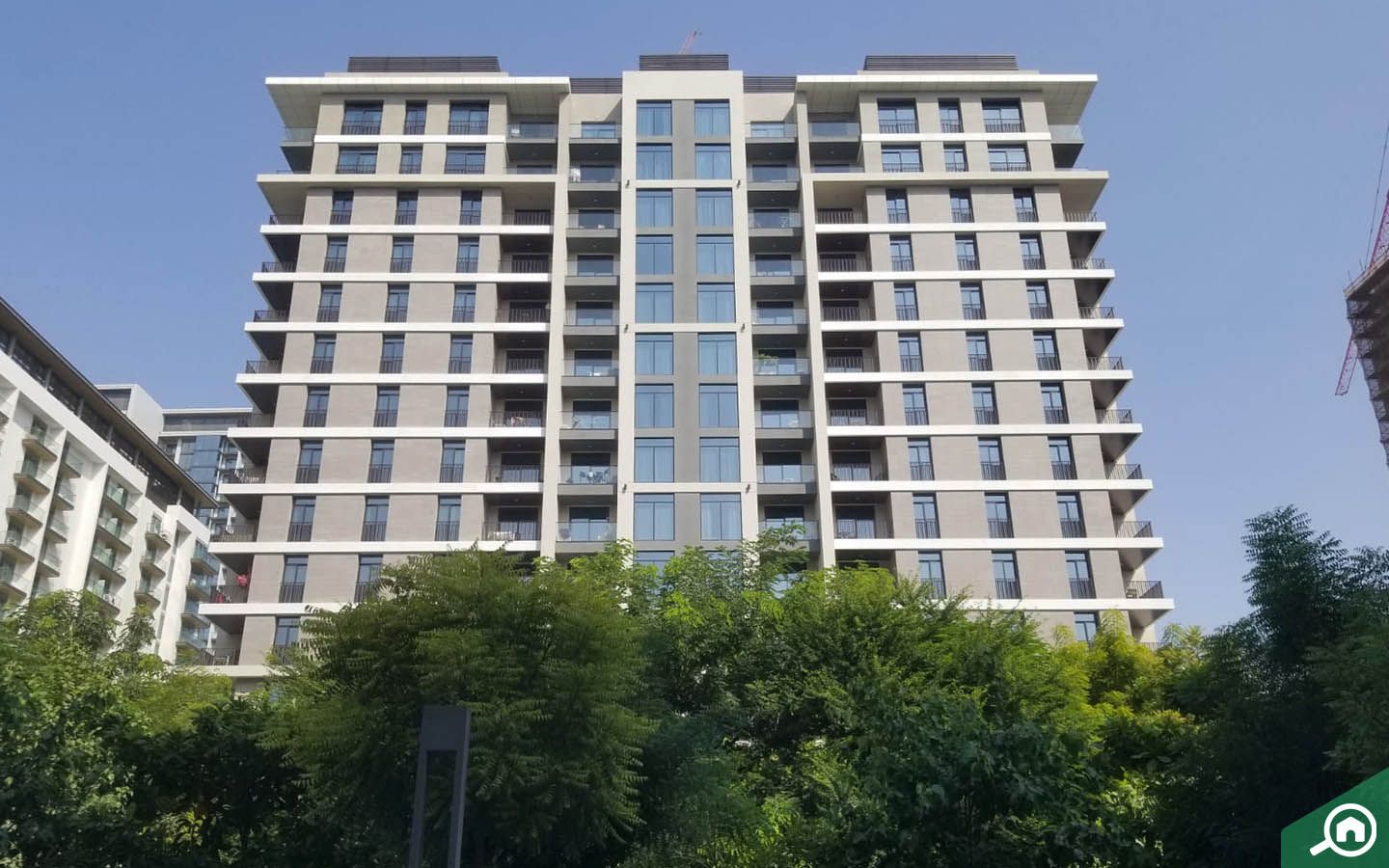 يوفر البرج شرفات مطلة ومواقف سيارات مظللة للسكان