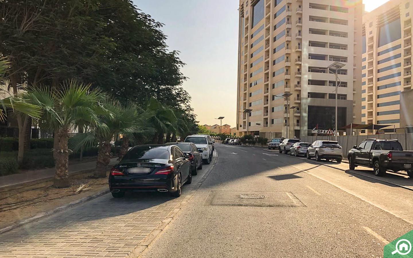 مساحات لصف السيارات خارج مساكن النخبة 1