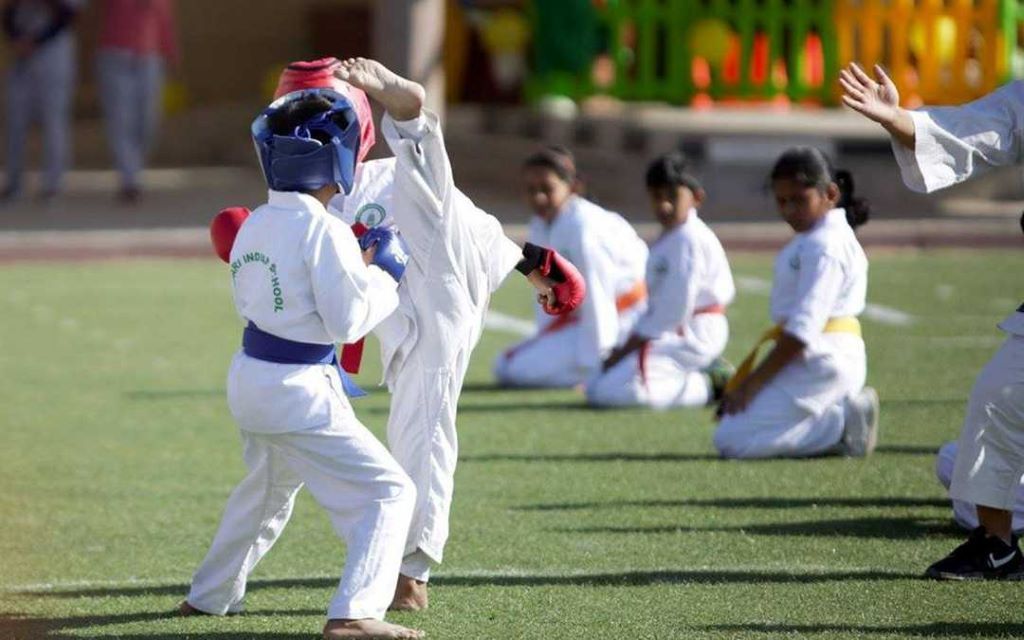 طلبة يمارسون الكاراتيه