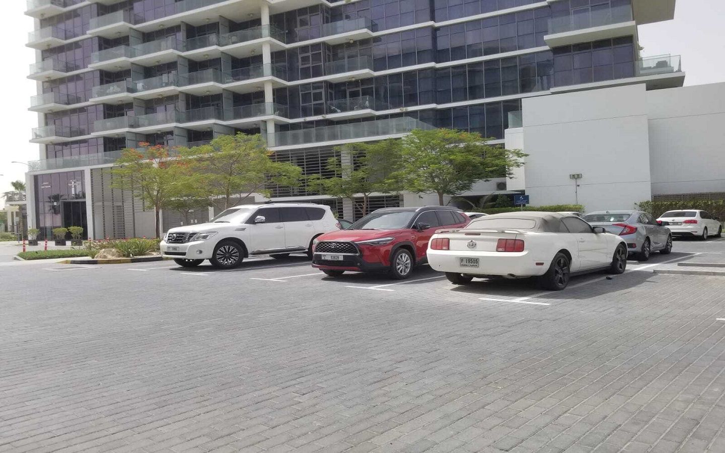 مواقف سيارات خارجية